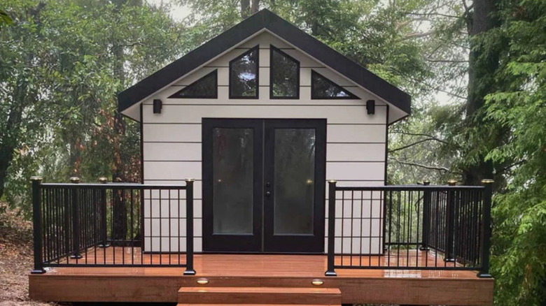 Portland studio shed in a foresty backyard