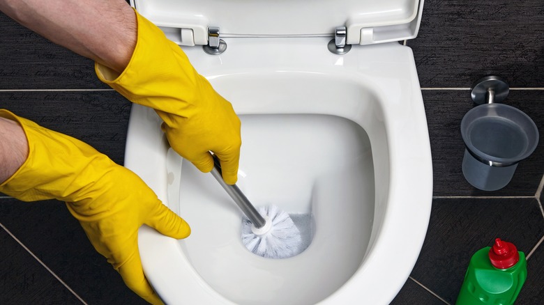 Cleaning toilet bowl