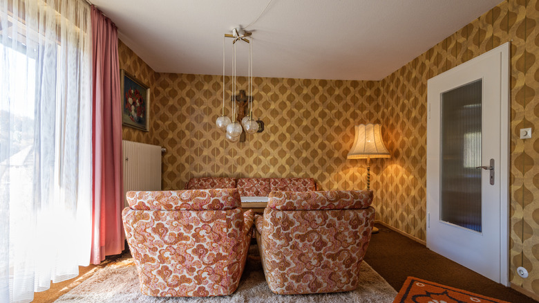 A 1970s livingroom with gold wallpaper