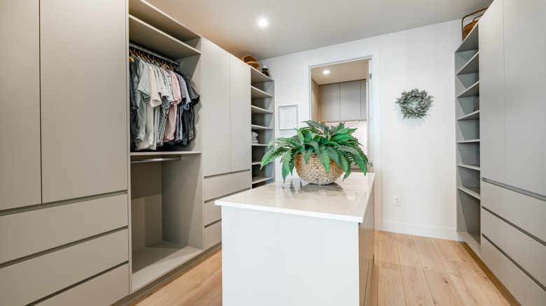 Island in center of wardrobe