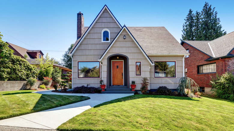 Beige craftsman home exterior