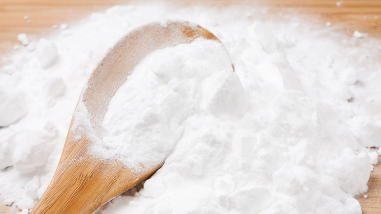 baking soda with wooden spoon