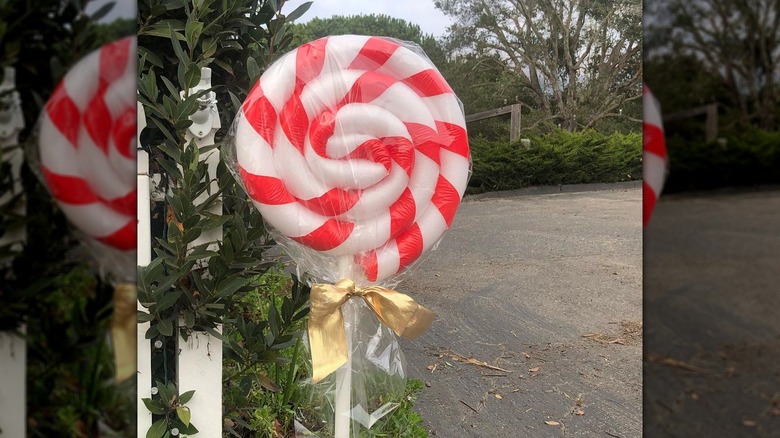 Red and white lollipop decoration 