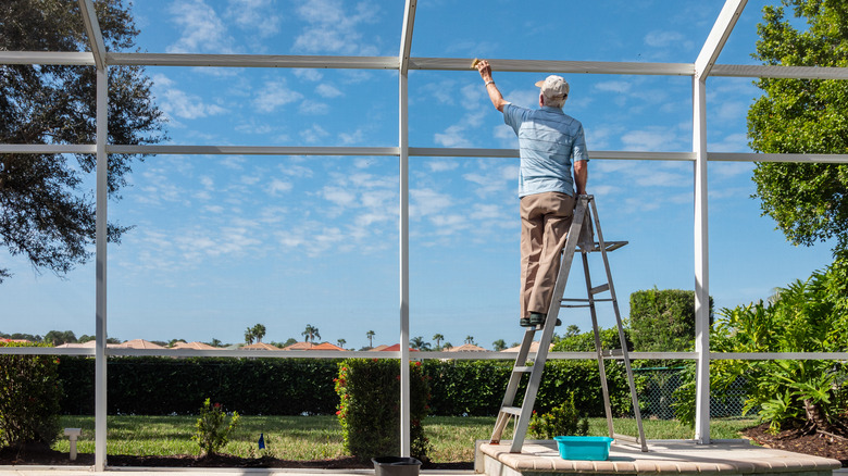 building a pool enclosure