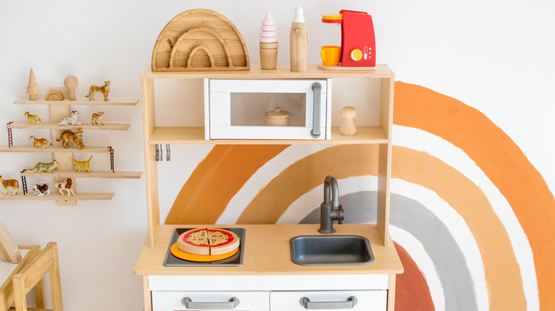 Children's toy kitchen