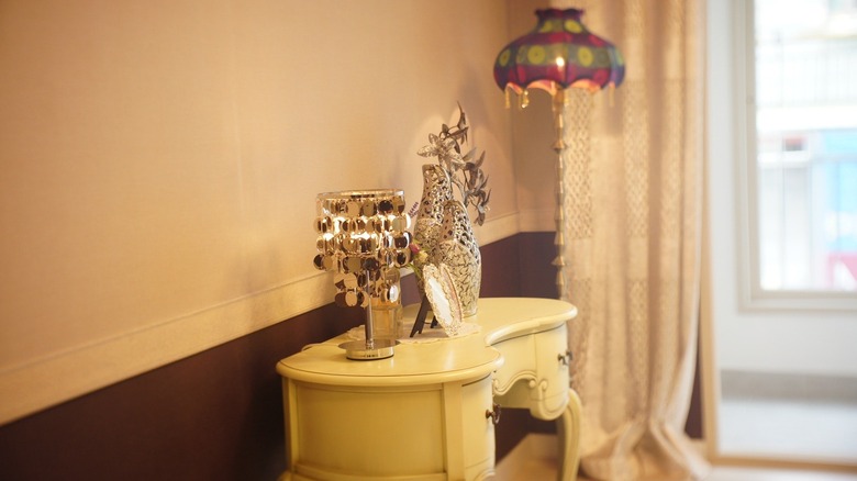 Gold decorations on bedroom table 