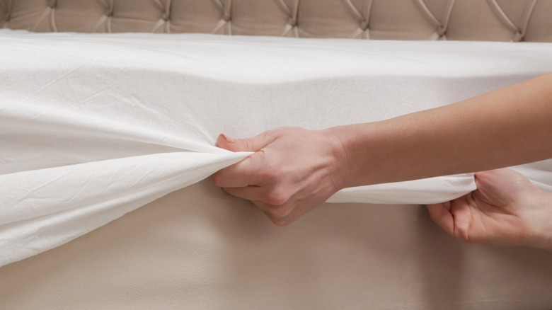 Putting fitted sheet on mattress