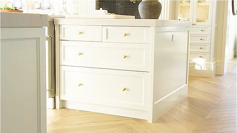 White kitchen cabinets