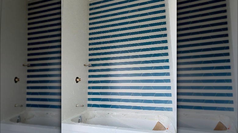 Stripe bathtub wall