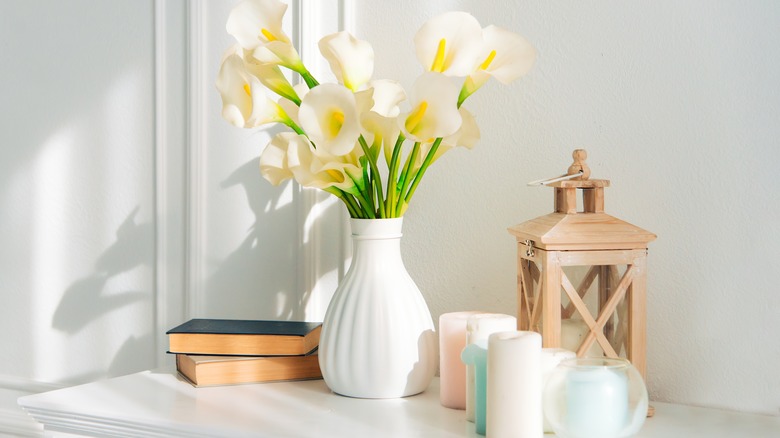 White and yellow lilies in vase