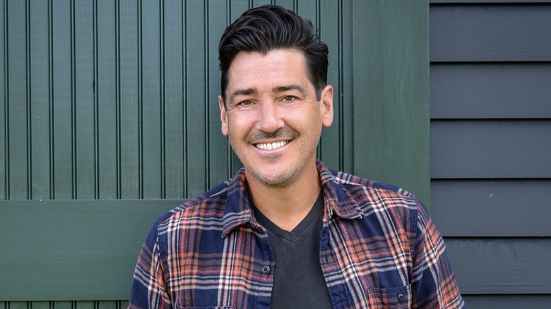 Jonathan Knight smiling