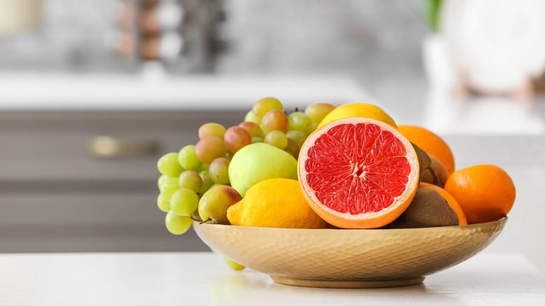 https://www.housedigest.com/img/gallery/displaying-fruit-can-improve-your-kitchens-feng-shui-heres-why/intro-1679924099.jpg