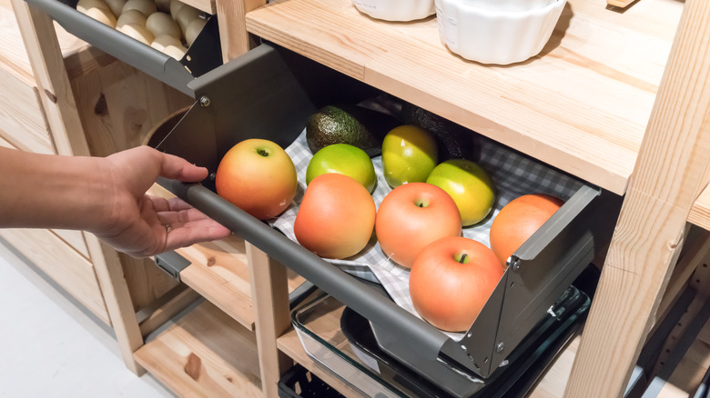 Drawer of apples 