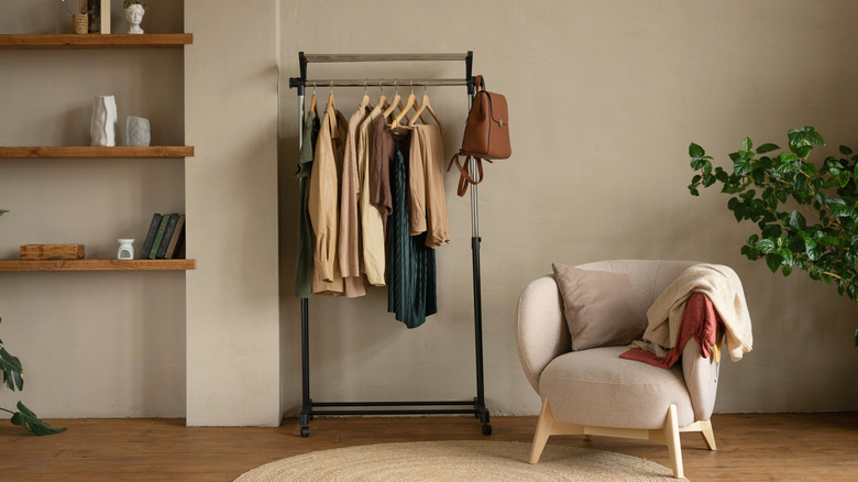 Room with khaki walls and khaki chair