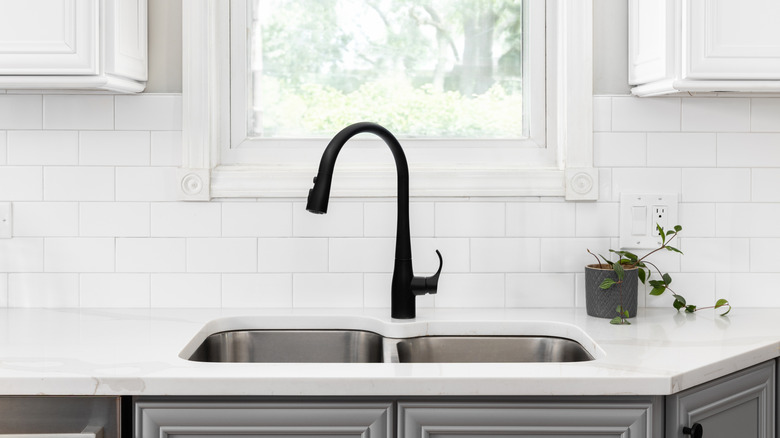 A kitchen with a white subway tile backsplash