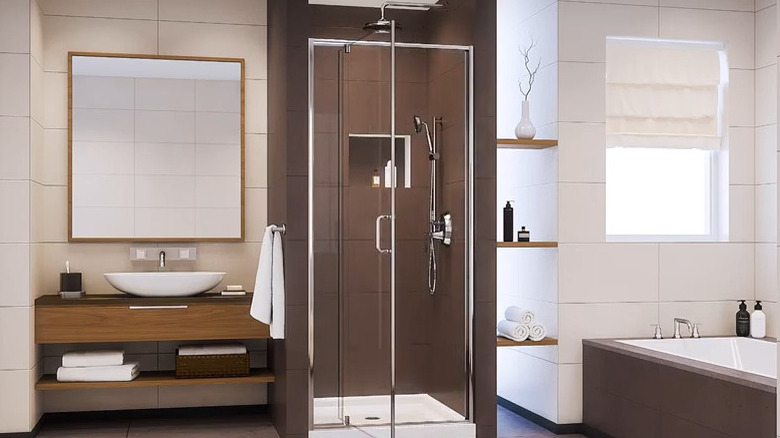 Pivot glass shower door