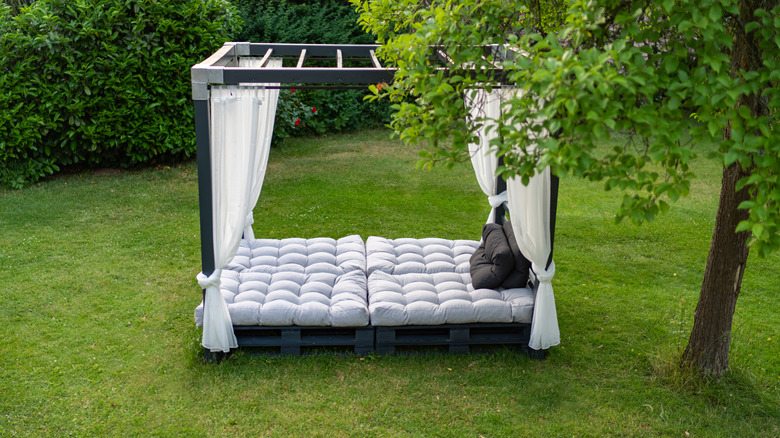 daybed with shipping pallets