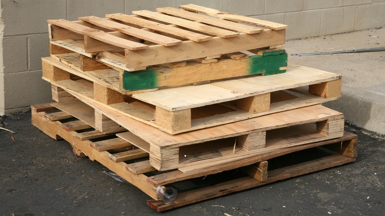 DIY A Low-Cost Firewood Rack Using Scrap Wood Pallets