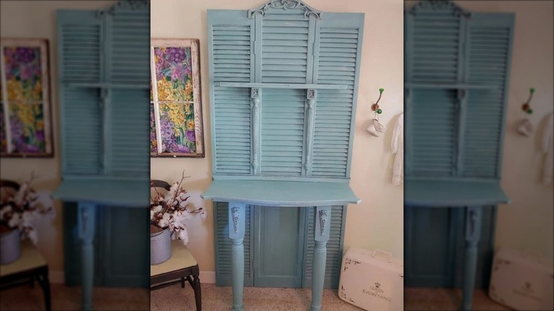 Blue shutter unit with table