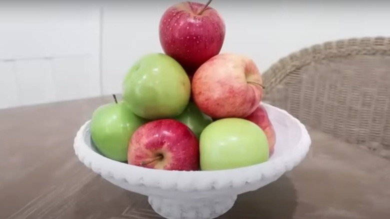 White fruit bowl with pearled edges