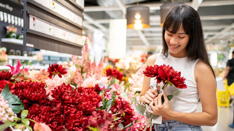 buying artificial flowers in store