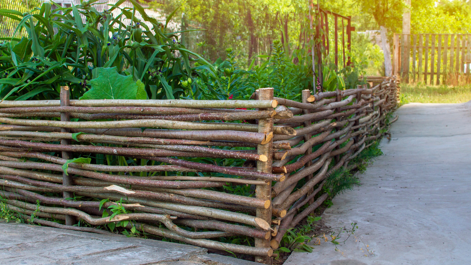 DIY This Ecofriendly Fence For A Cozy And Clean Garden Path