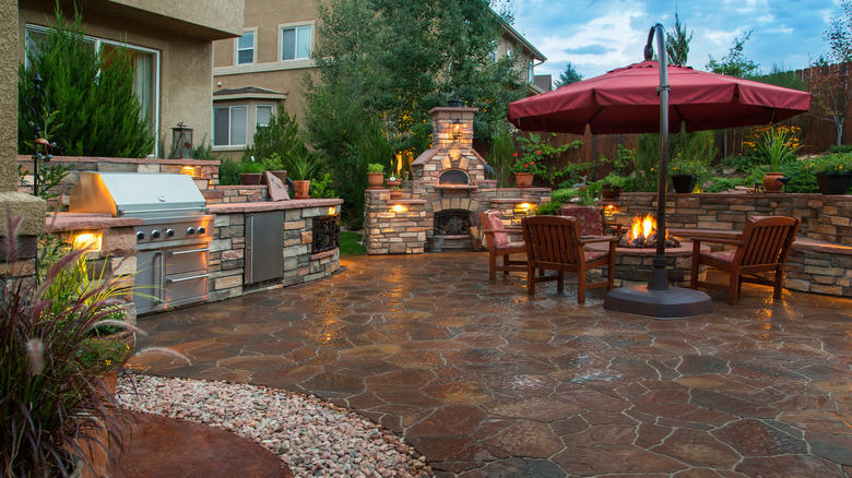 outdoor kitchen with pizza oven