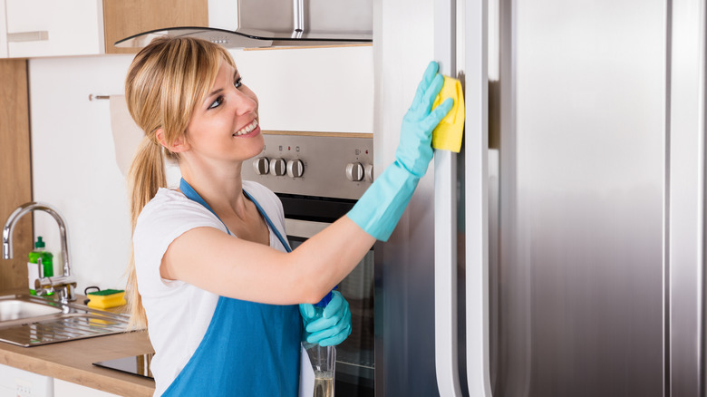 cleaning refrigerator with microfiber cloth