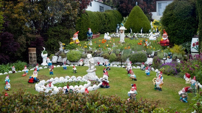 Too many garden gnomes/ornaments 