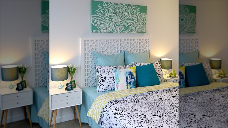 bedroom with lattice headboard