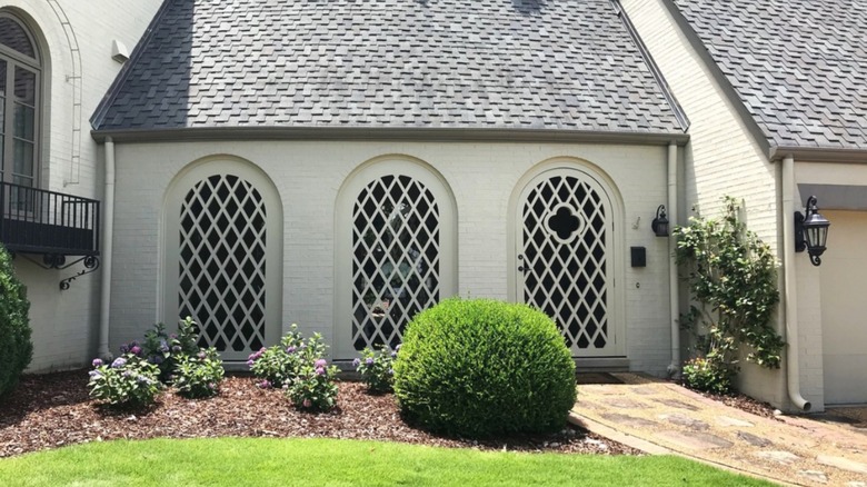 white house with lattice windows