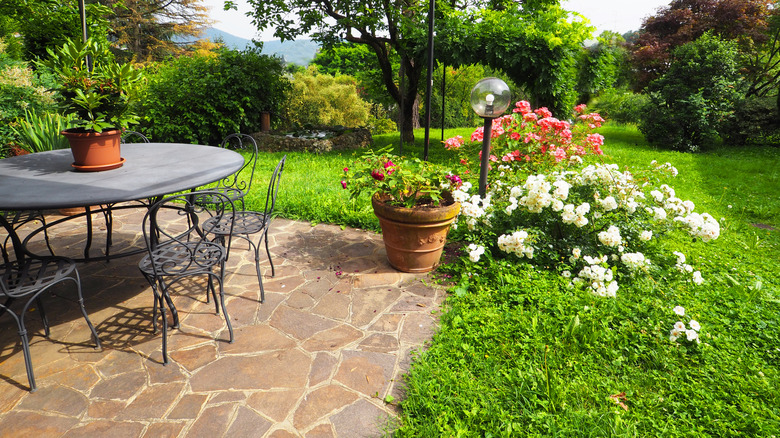 patio with wet look pavers