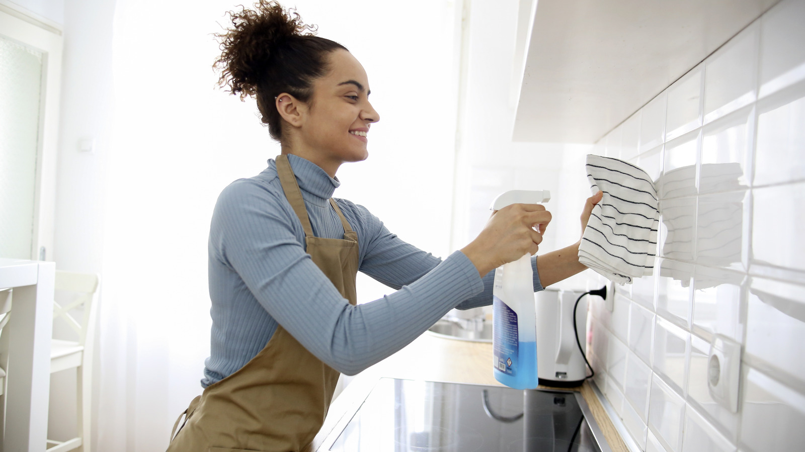 Easily Remove Grease From Your Backsplashes With This Common Cleaning ...