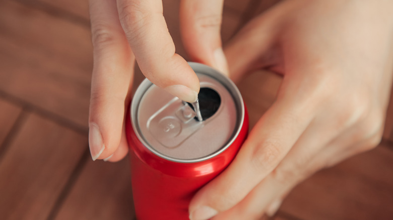 hand opening coke can