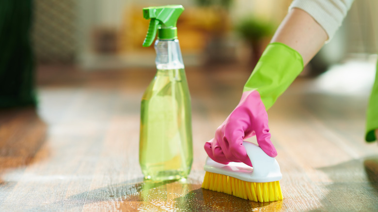 Cleaning laminate flooring