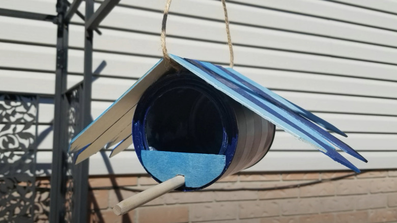 paint can feeder with wings