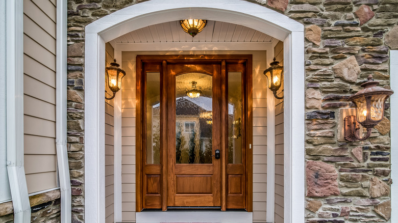 porch with multiple light fixtures