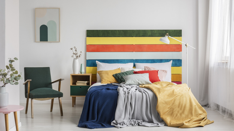 room with painted pallet headboard 