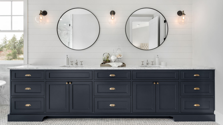 Black double vanity with mirrors