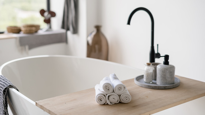 Wood bathtub tray with toiletries