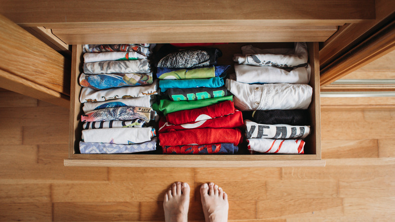 organized t-short drawer