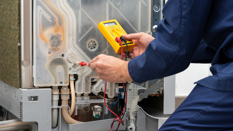 Checking a faulty dishwasher with a multimeter