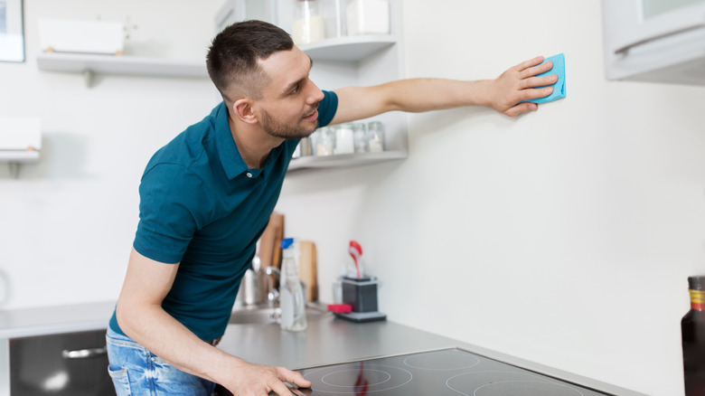 Cleaning the kitchen walls