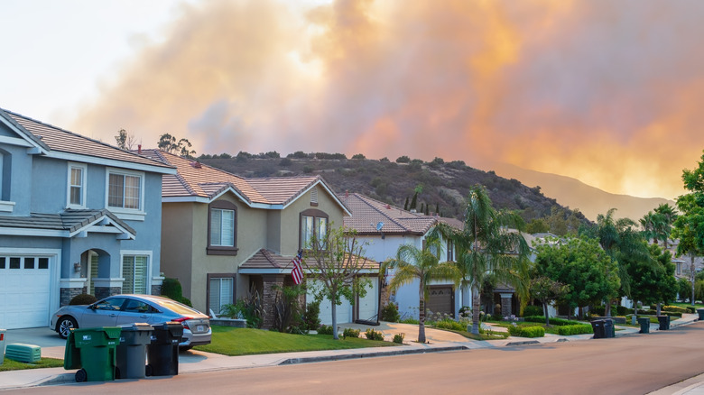 neighborhood surrounded by smoke from approaching wildfire