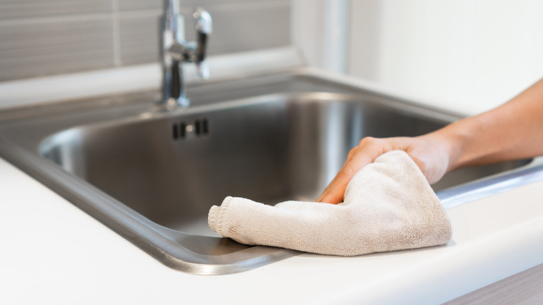 Cleaning sink with wet towel