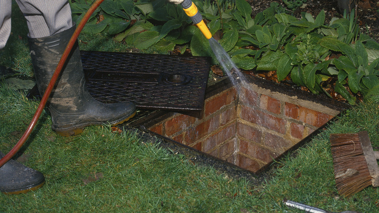 cleaning a septic tank entrance