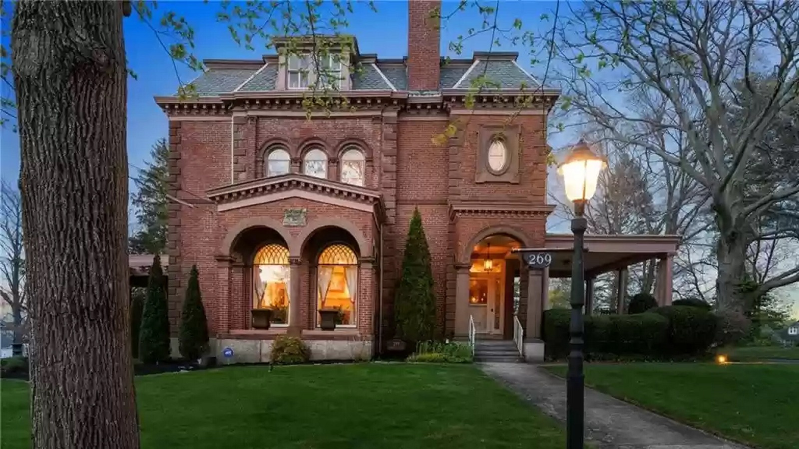 feel-royal-in-this-5-000-square-foot-mansion-on-sale-for-just-625k