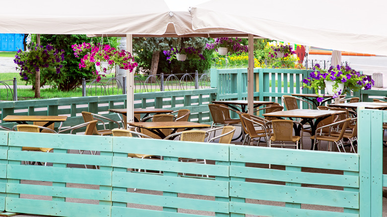 pallet fence around restaurant patio