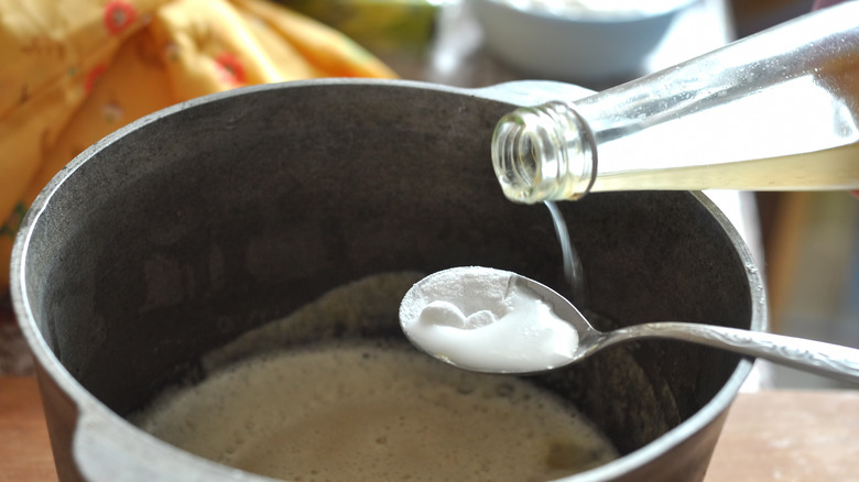 applying baking soda cast iron 