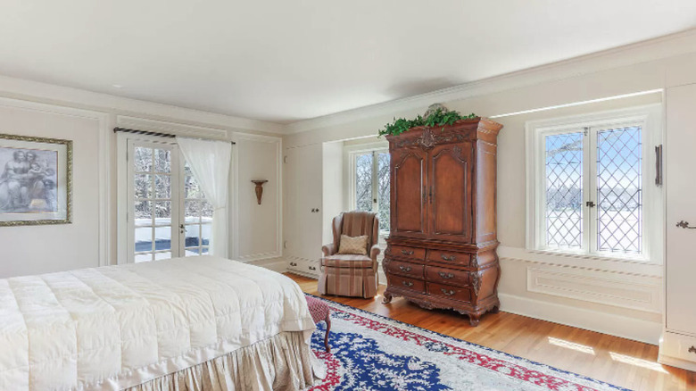 Airy white bedroom